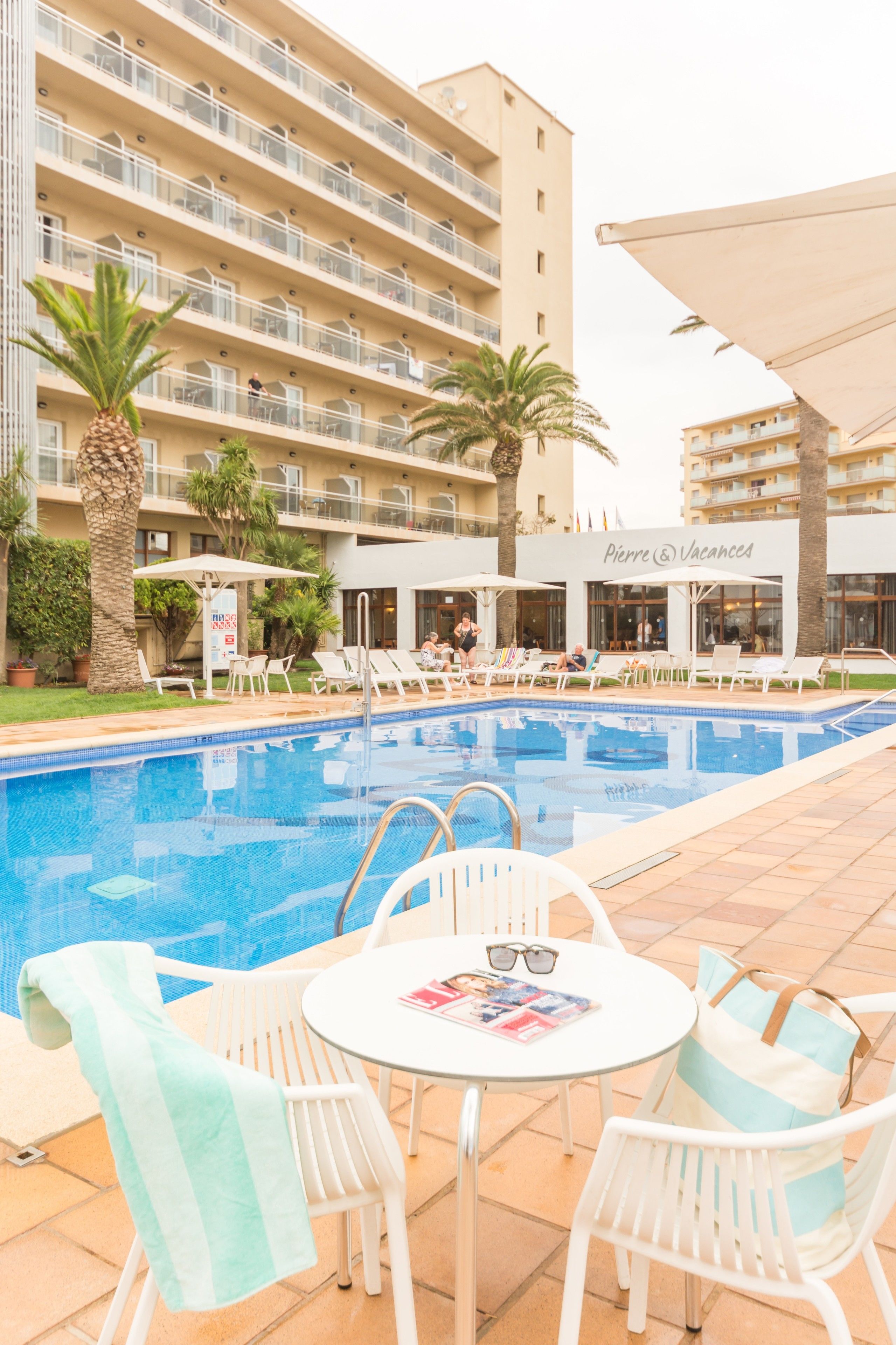 حمّام سباحة خارجي موسمي، مقاعد للتشمس