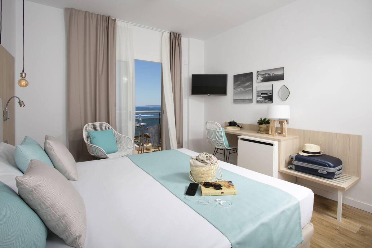 In-room safe, desk, WiFi (free), bed sheets