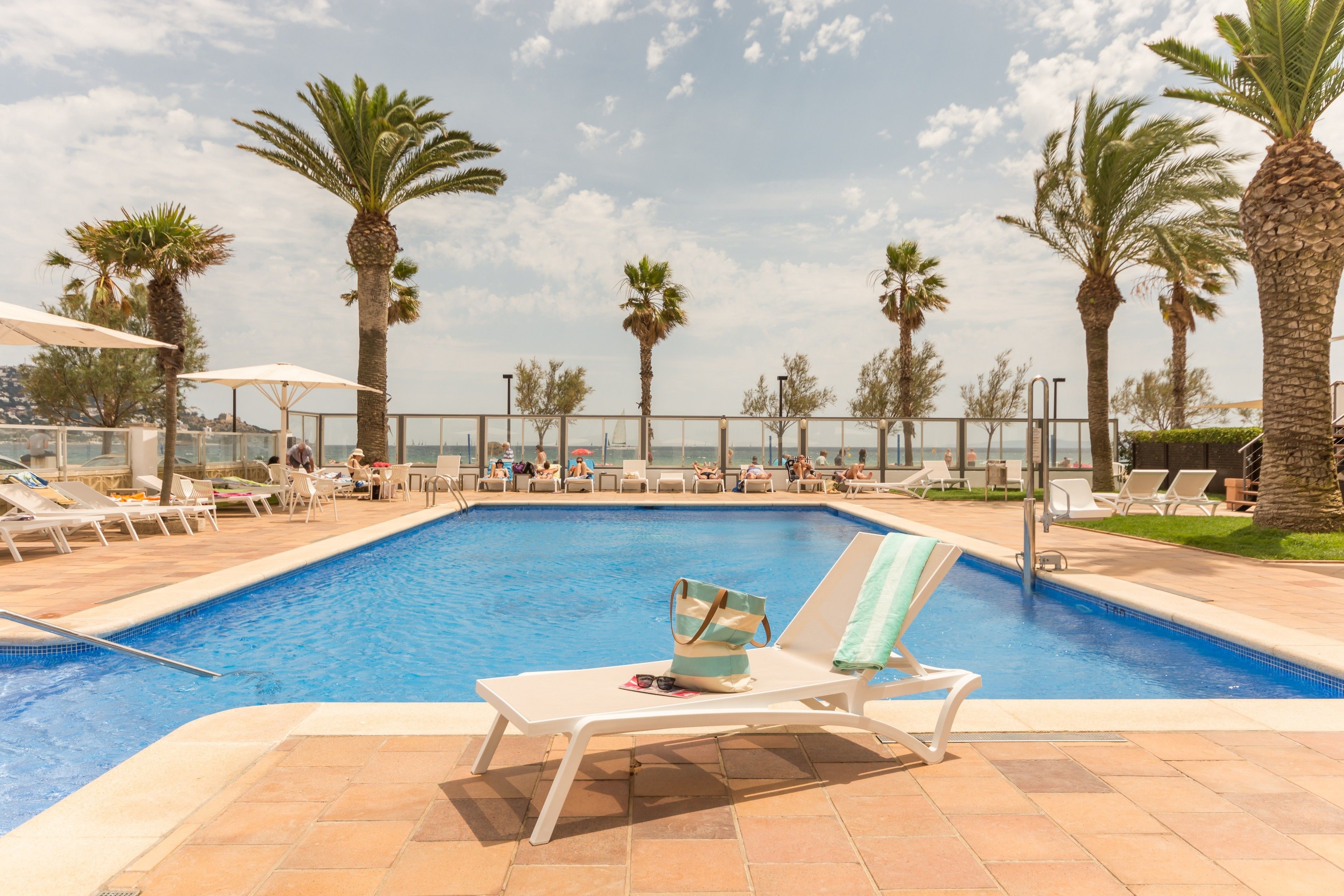 Piscine extérieure (ouverte en saison), chaises longues