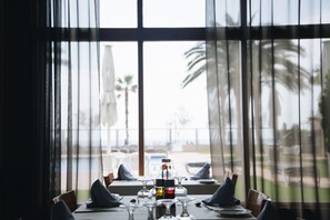 供應早餐、午餐和晚餐，地中海料理