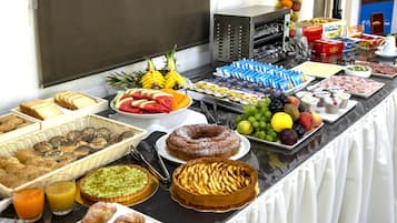 Daily continental breakfast (EUR 7.00 per person)