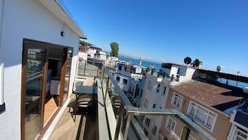 Quarto triplo luxo, sacada, vista para o mar | Área de estar | TV LCD 37 cm com canais via satélite, TV