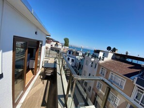 Deluxe-Dreibettzimmer, Balkon, Meerblick | Wohnbereich