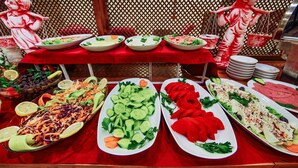 Ein reichhaltiges Buffet mit verschiedenen Speisen, darunter Salate, Gemüse und Fleisch.