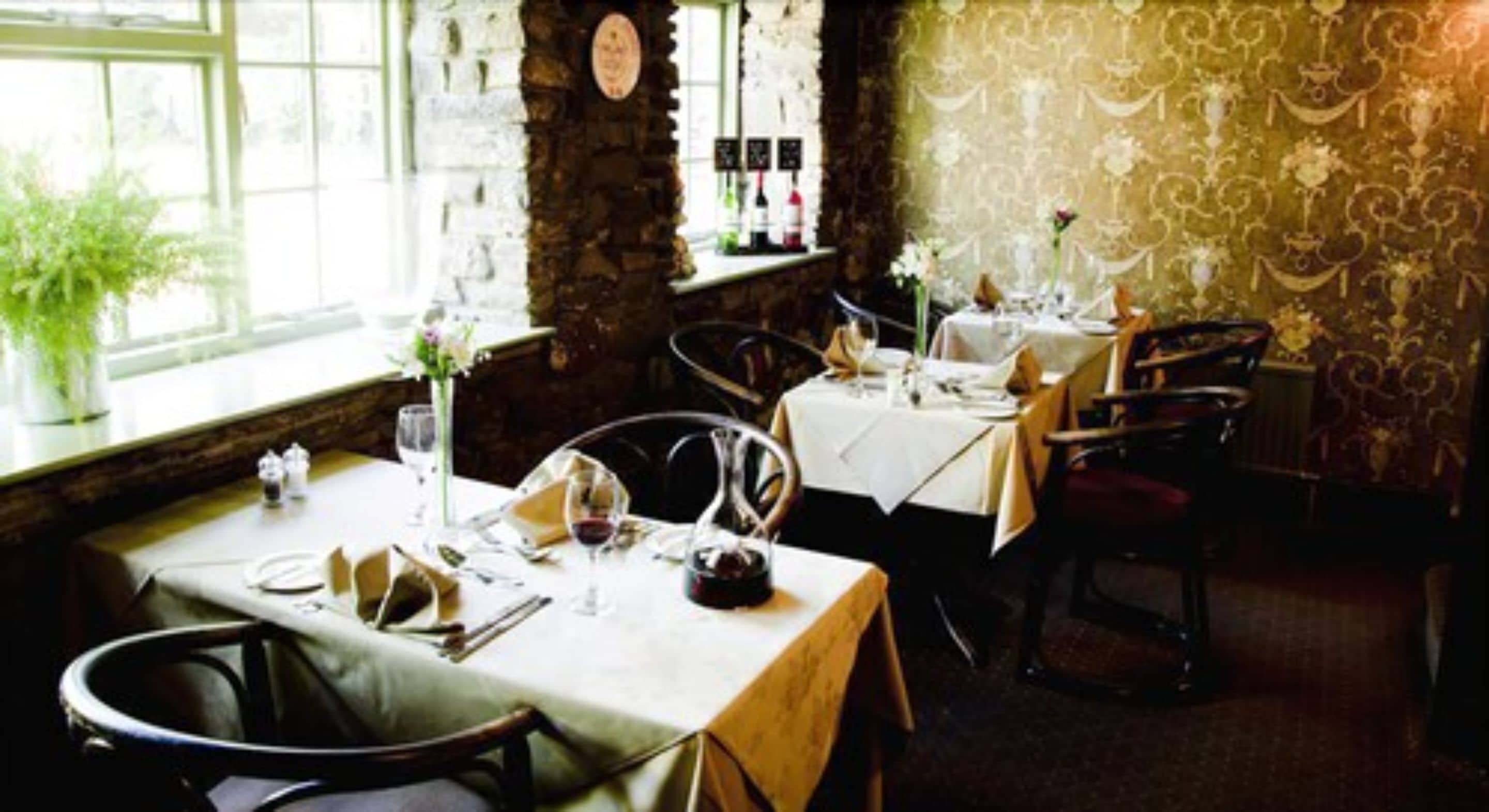 breakfast, lunch and dinner served