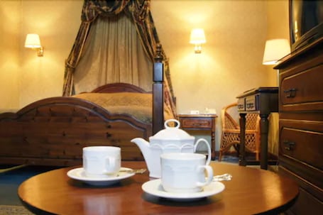 Ropa de cama de alta calidad y escritorio . The Bear Hotel, Crickhowell