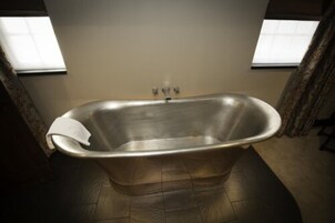 Ducha, cabezal de ducha tipo lluvia, secador de pelo, toallas