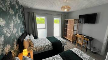 Signature Twin Room, Private Bathroom | Soundproofing