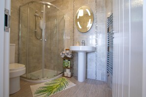 Habitación triple Confort, baño privado | Baño