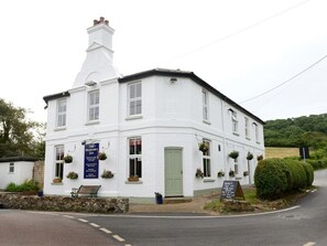 Exterior - The Highdown Inn (Totland Bay)