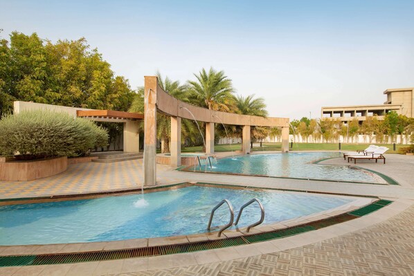 室外游泳池，07:00 至 19:00 开放，池畔遮阳伞，日光浴躺椅