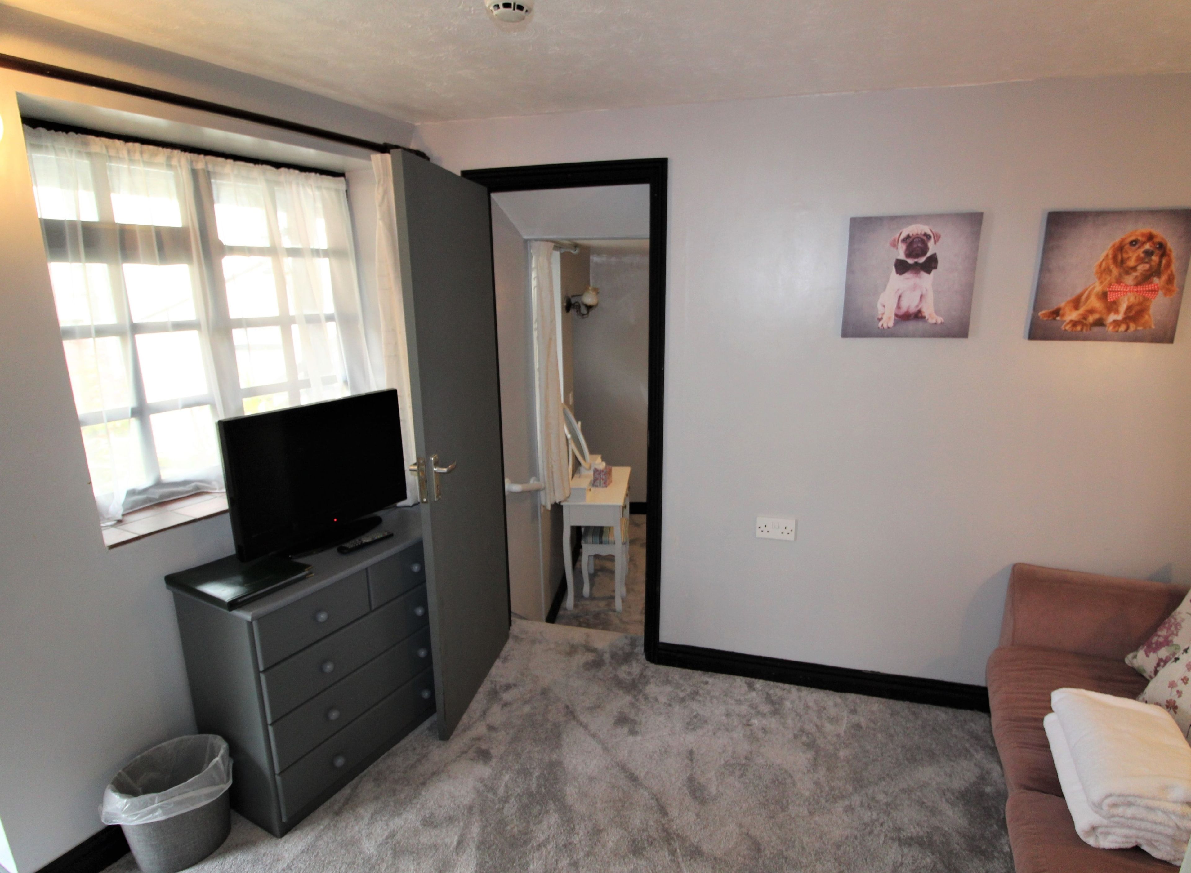 double room, ensuite, courtyard area | iron/ironing board, free wifi