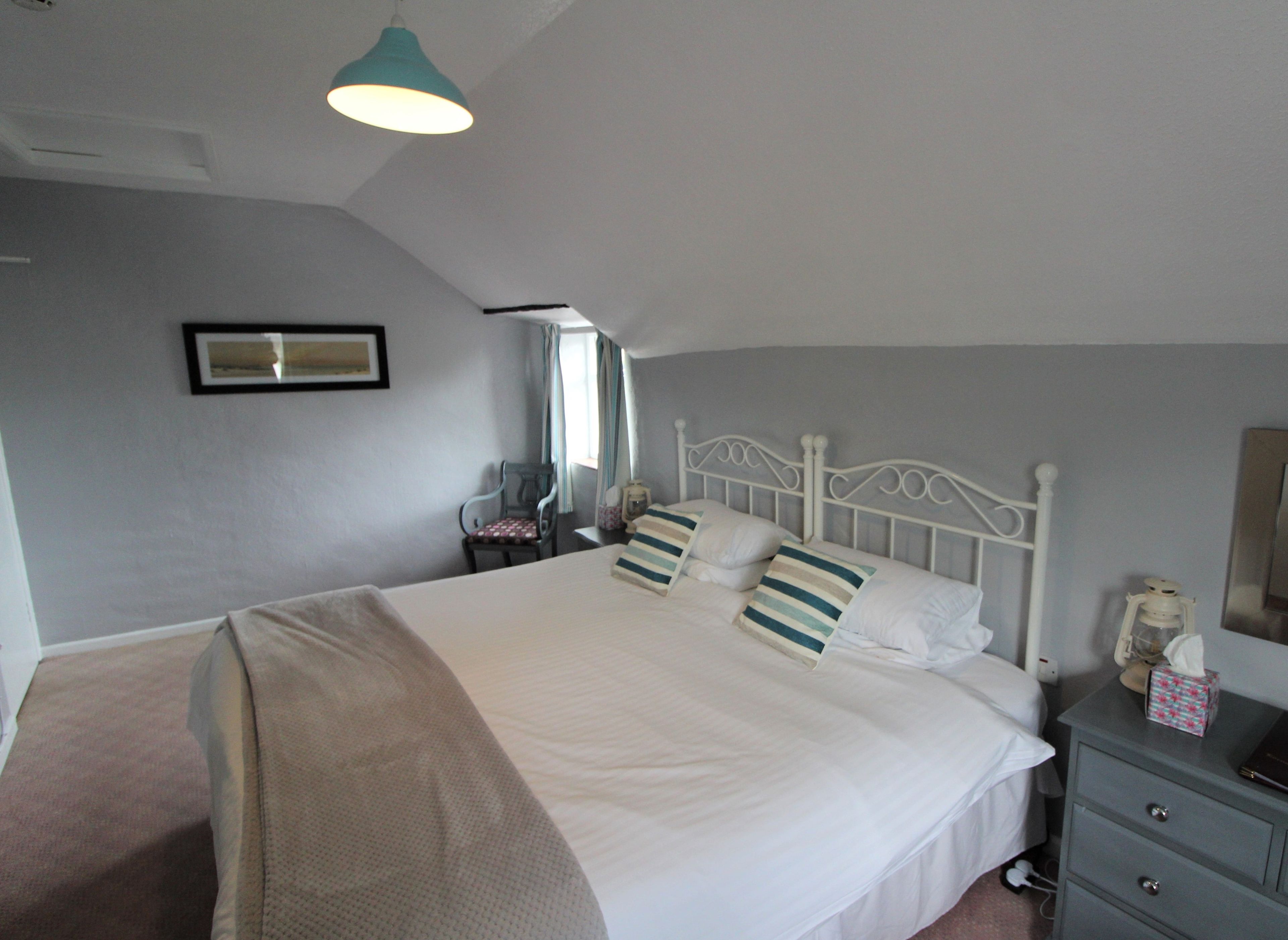 family room, ensuite, courtyard area king bed | iron/ironing board, free wifi