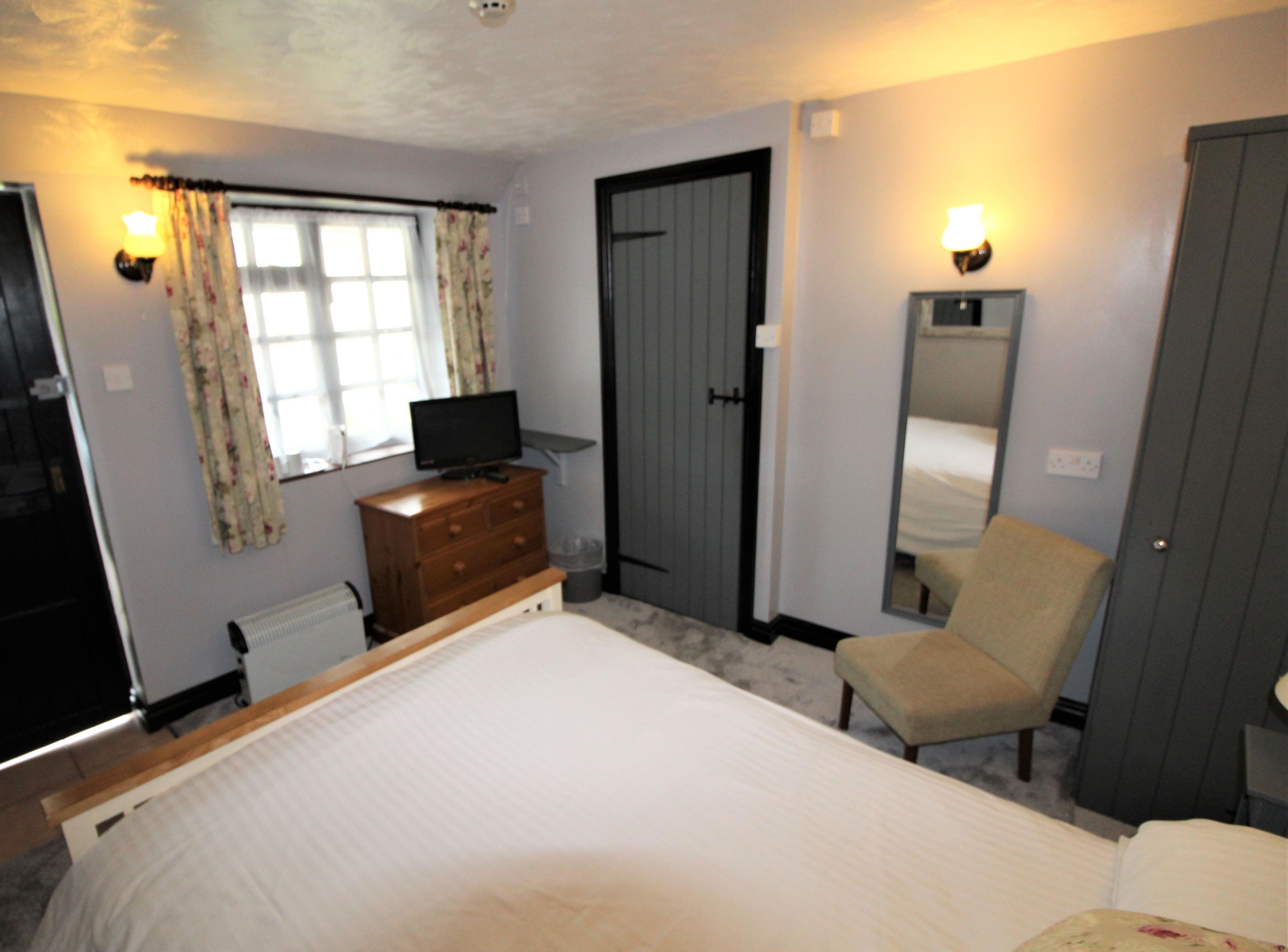 double room, ensuite, courtyard area | iron/ironing board, free wifi