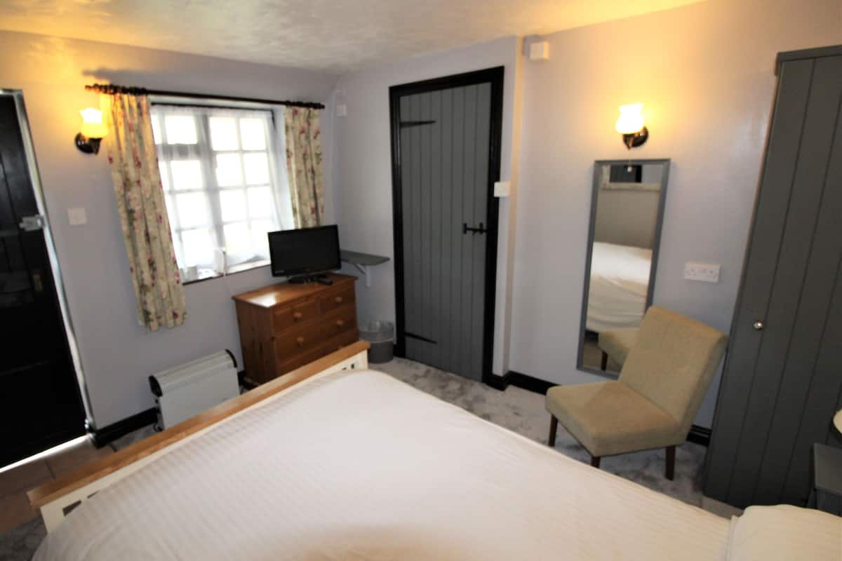 double room, ensuite, courtyard area | iron/ironing board, free wifi