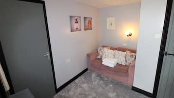 Double Room, Ensuite, Courtyard Area | Iron/ironing board, free WiFi