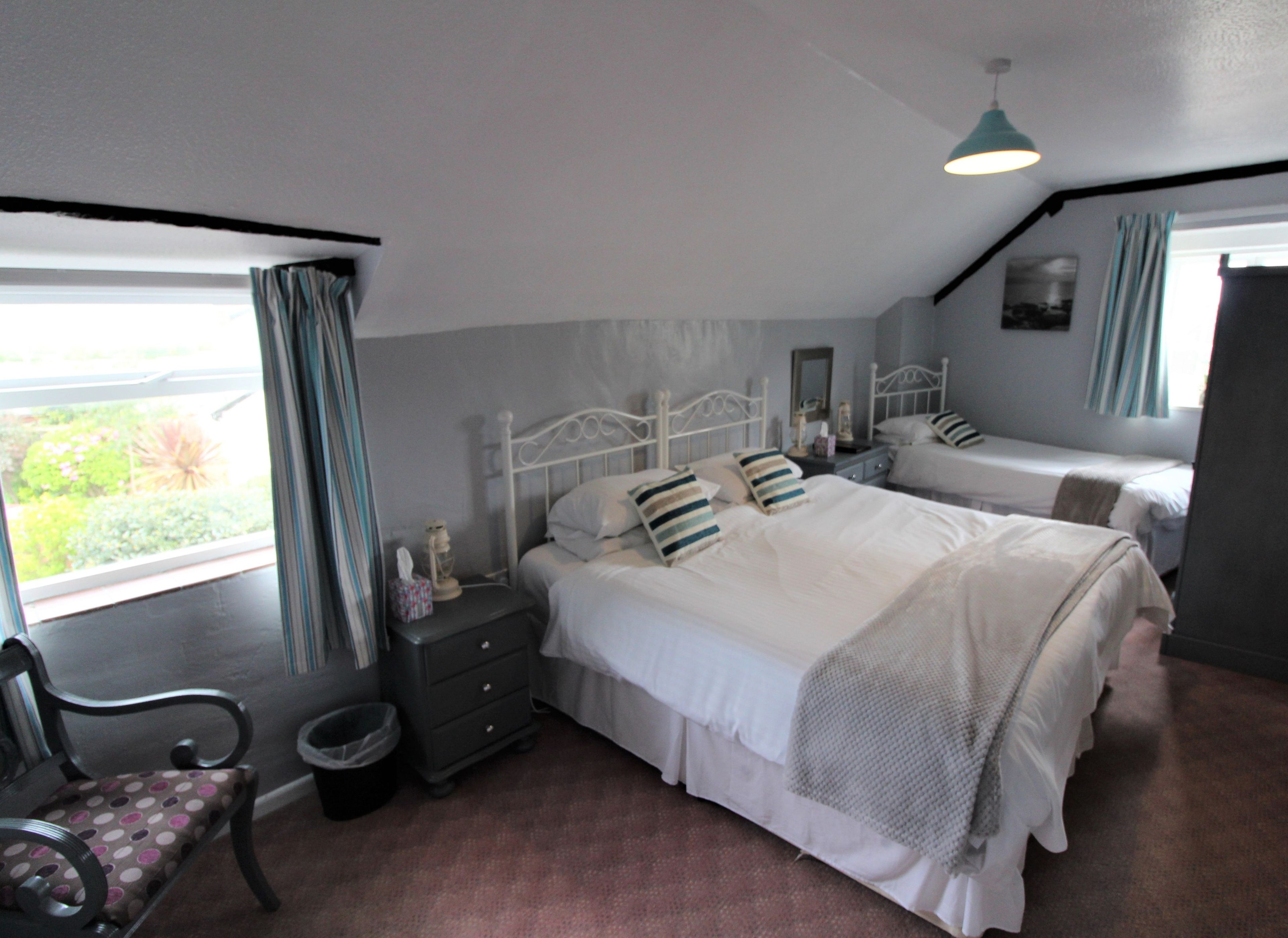 family room, ensuite, courtyard area king bed | iron/ironing board, free wifi