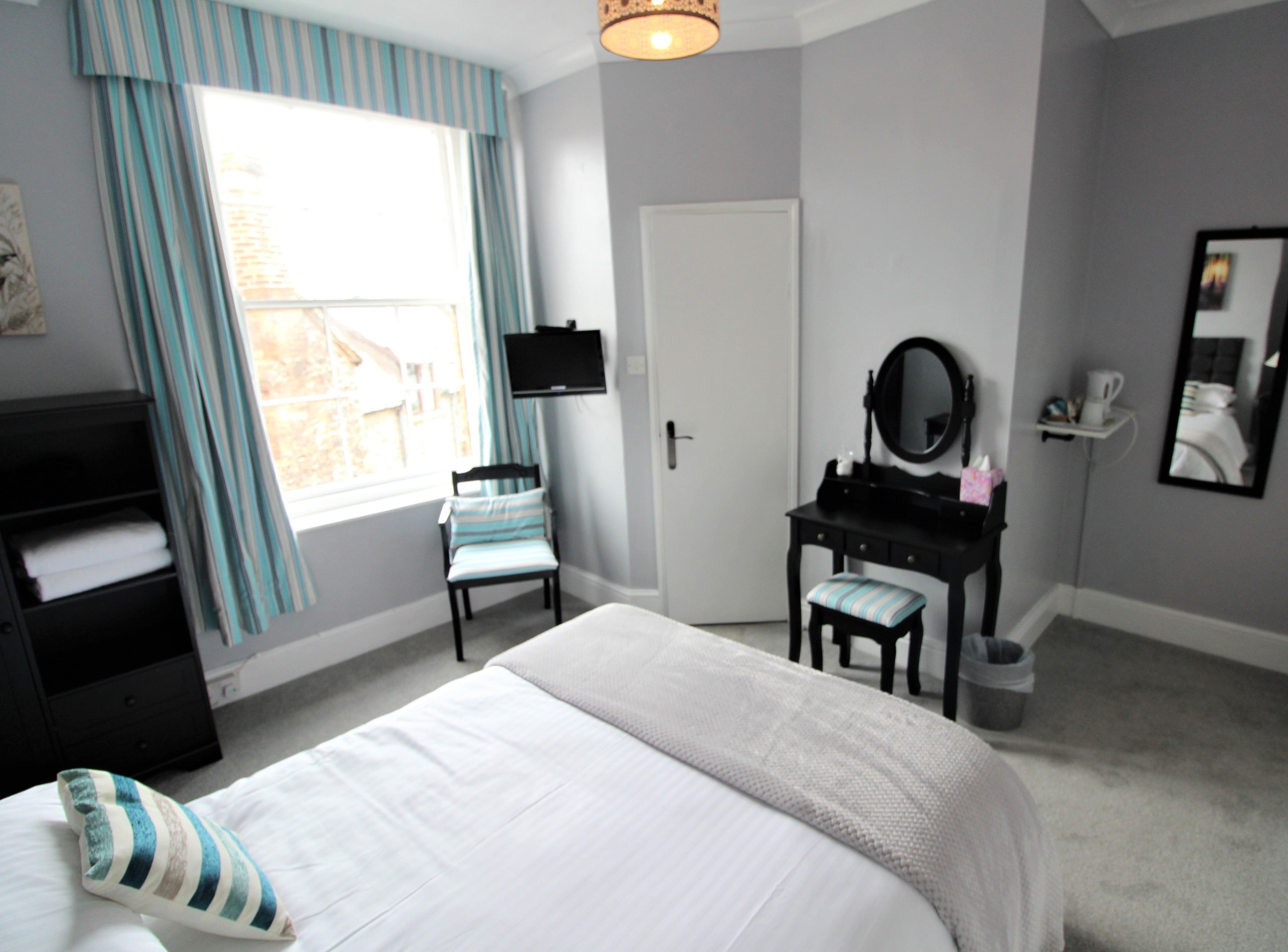 basic double room, ensuite | iron/ironing board, free wifi