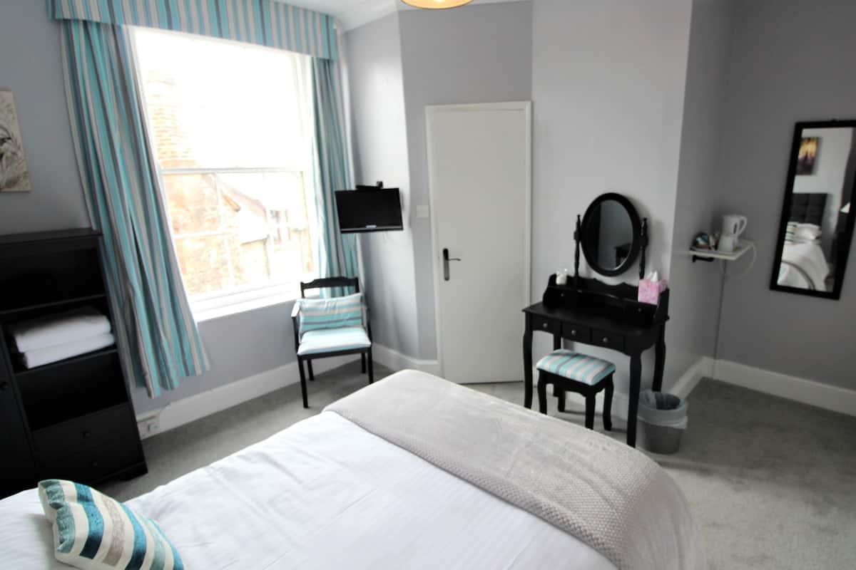 basic double room, ensuite | iron/ironing board, free wifi