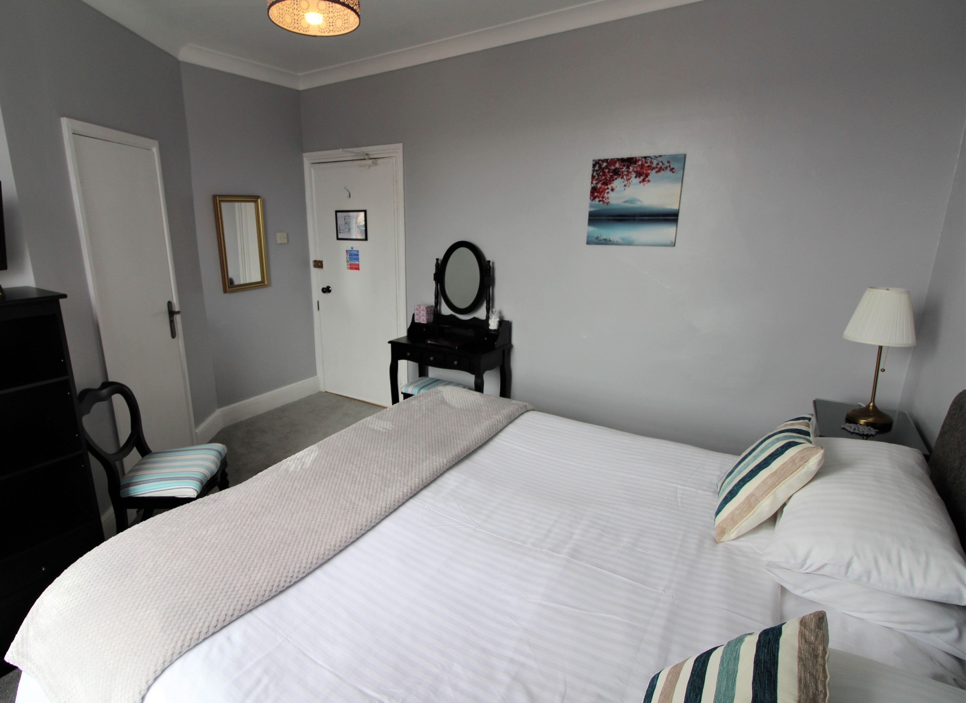 basic double room, ensuite | iron/ironing board, free wifi