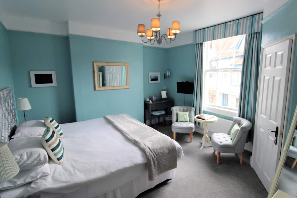 superior double room, 1 king bed, ensuite | iron/ironing board, free wifi