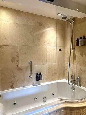 Deluxe Room | Bathroom | Hair dryer, towels