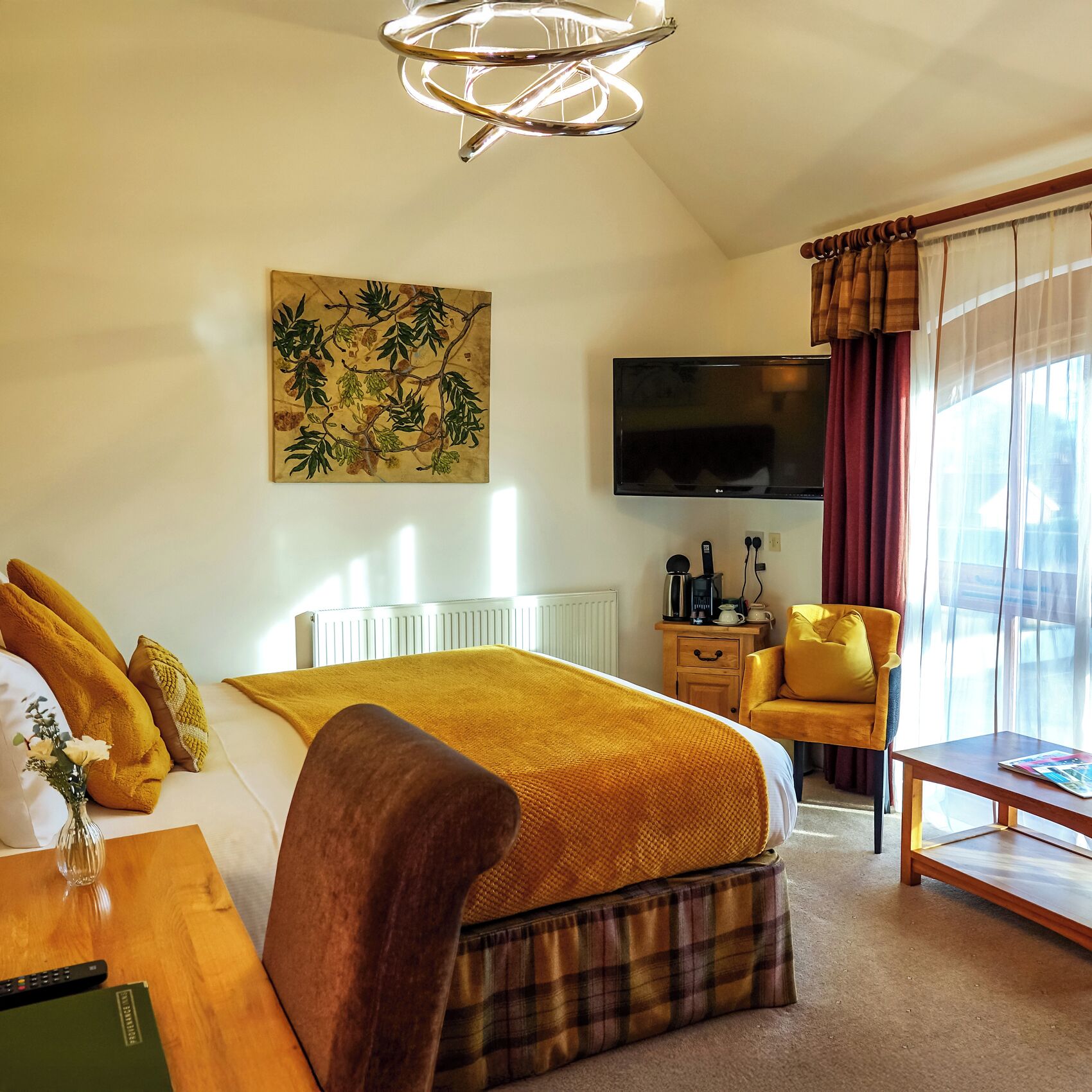 Deluxe Room | Individually decorated, individually furnished, desk, iron/ironing board