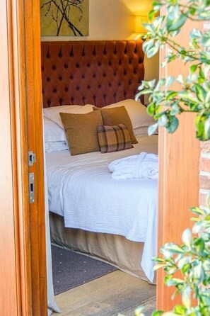 Chambre classique double | Décor unique, ameublement unique, bureau, fer et planche à repasser