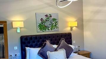Deluxe Room | Individually decorated, individually furnished, desk, iron/ironing board