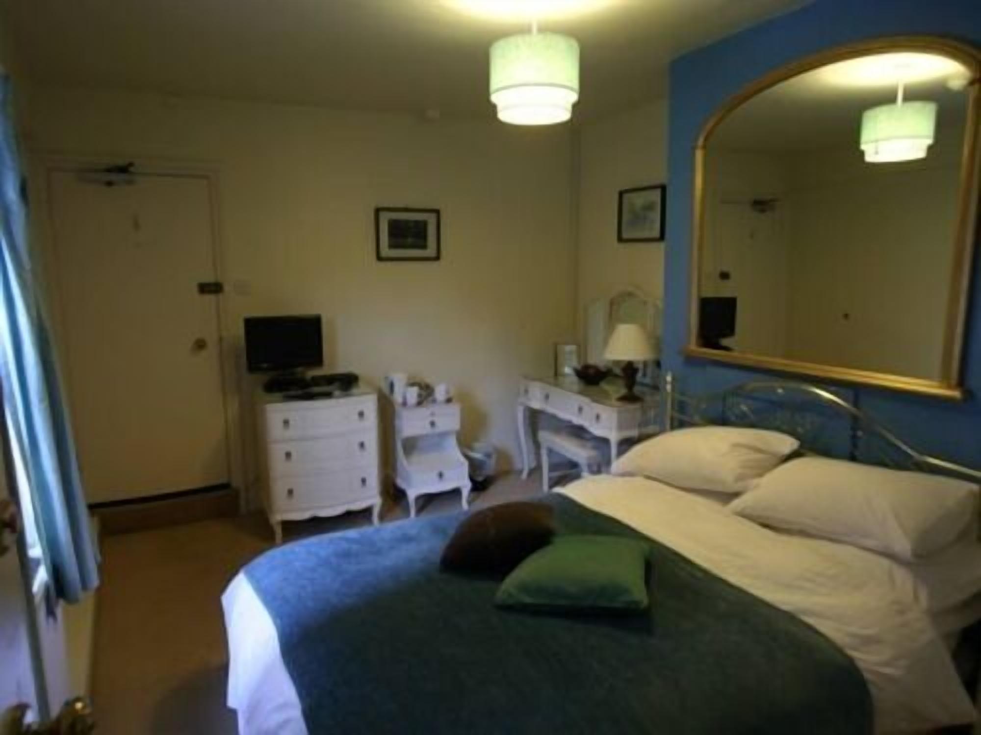 Chambre Simple, 1 lit une place, salle de bains attenante