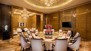 Lunch and dinner served, Chinese cuisine