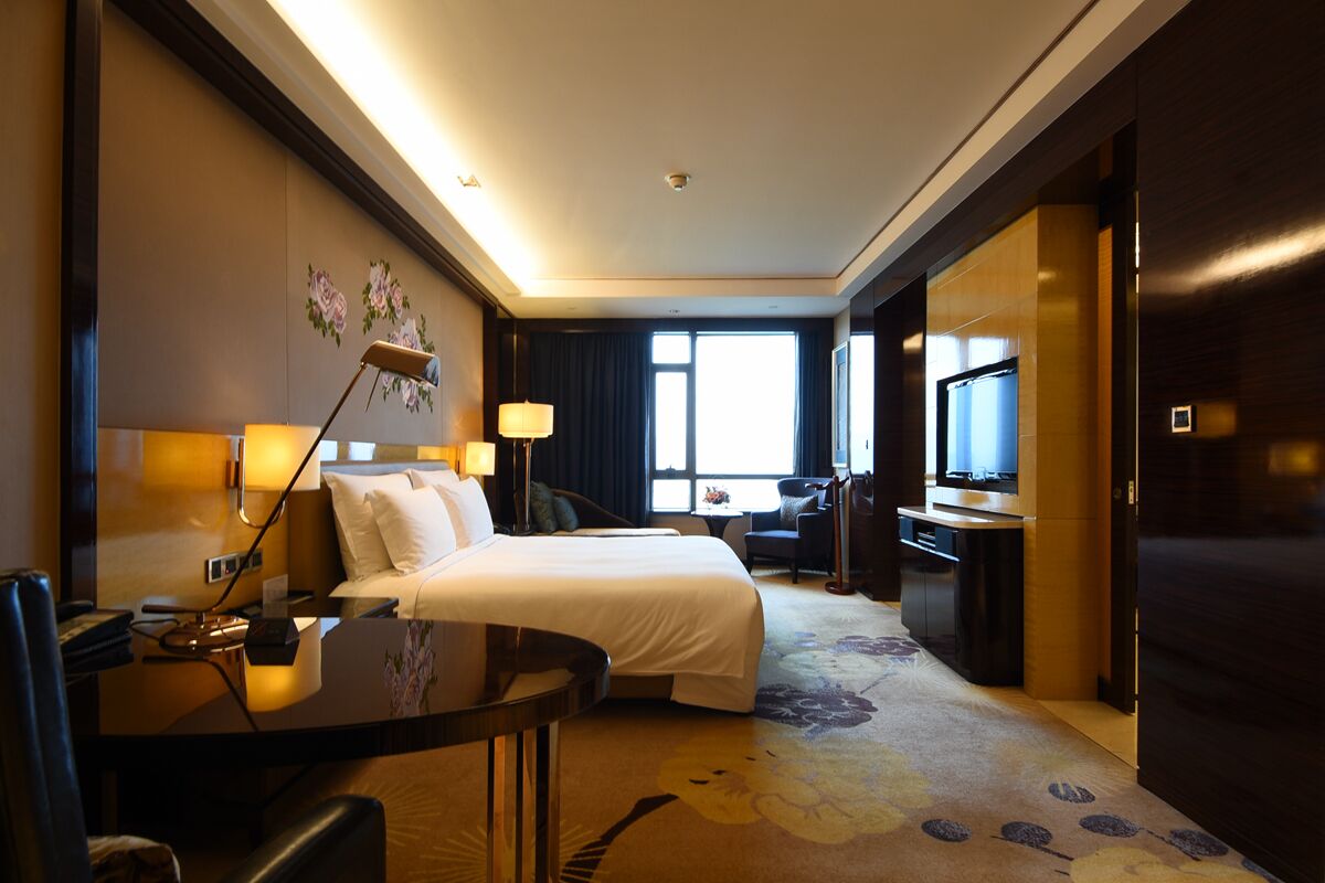 classic room, 1 king bed, club lounge access | 1 bedroom, minibar, desk, soundproofing