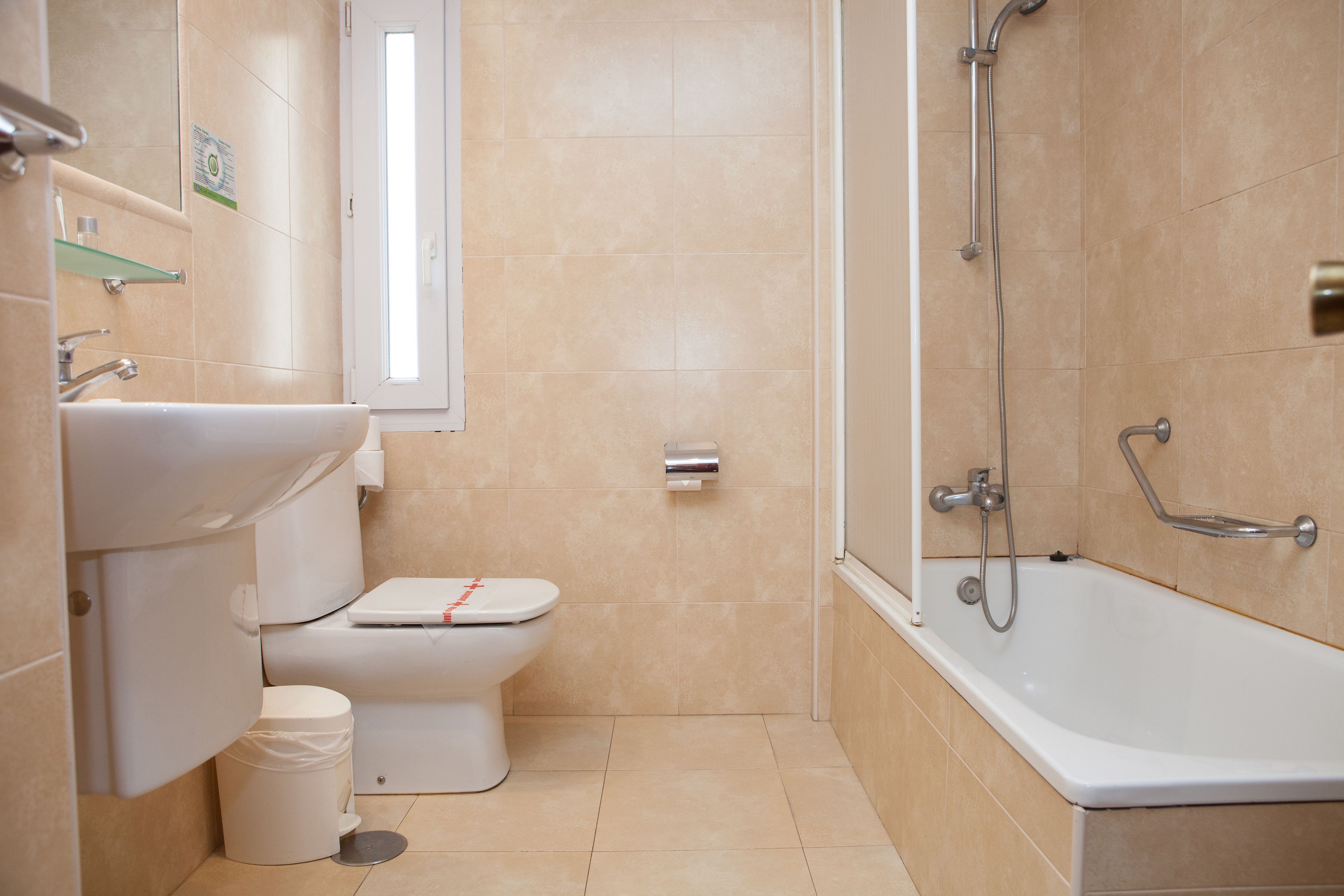 standard double room | bathroom | shower, free toiletries, hair dryer, towels