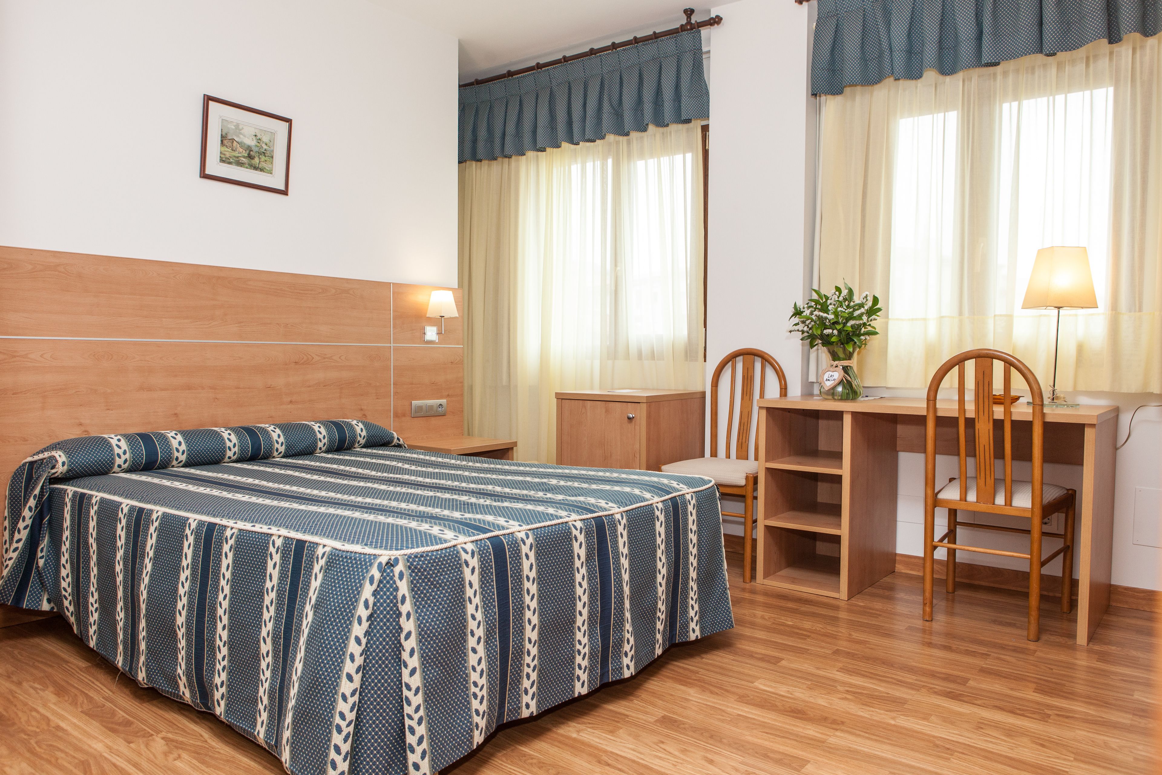 Minibar, caja de seguridad en la habitación y escritorio 