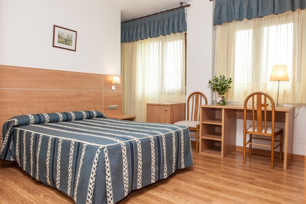 Minibar, coffres-forts dans les chambres, bureau, rideaux occultants