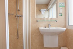 Standard Double Room | Bathroom shower - Hotel Las Anclas (El Astillero)