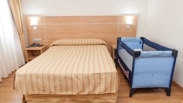 Habitación doble estándar | Minibar, caja de seguridad en la habitación y escritorio