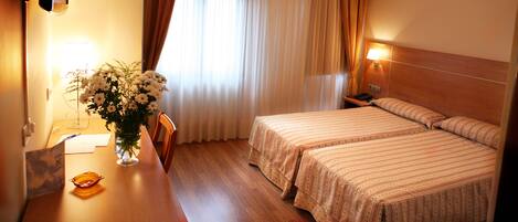 Minibar, coffres-forts dans les chambres, bureau, rideaux occultants