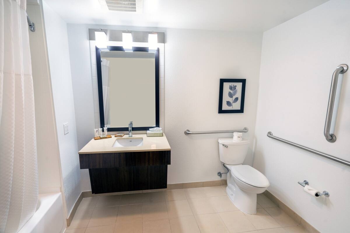 room, 2 queen beds, non smoking | bathroom | combined shower/bathtub, free toiletries, hair dryer, towels