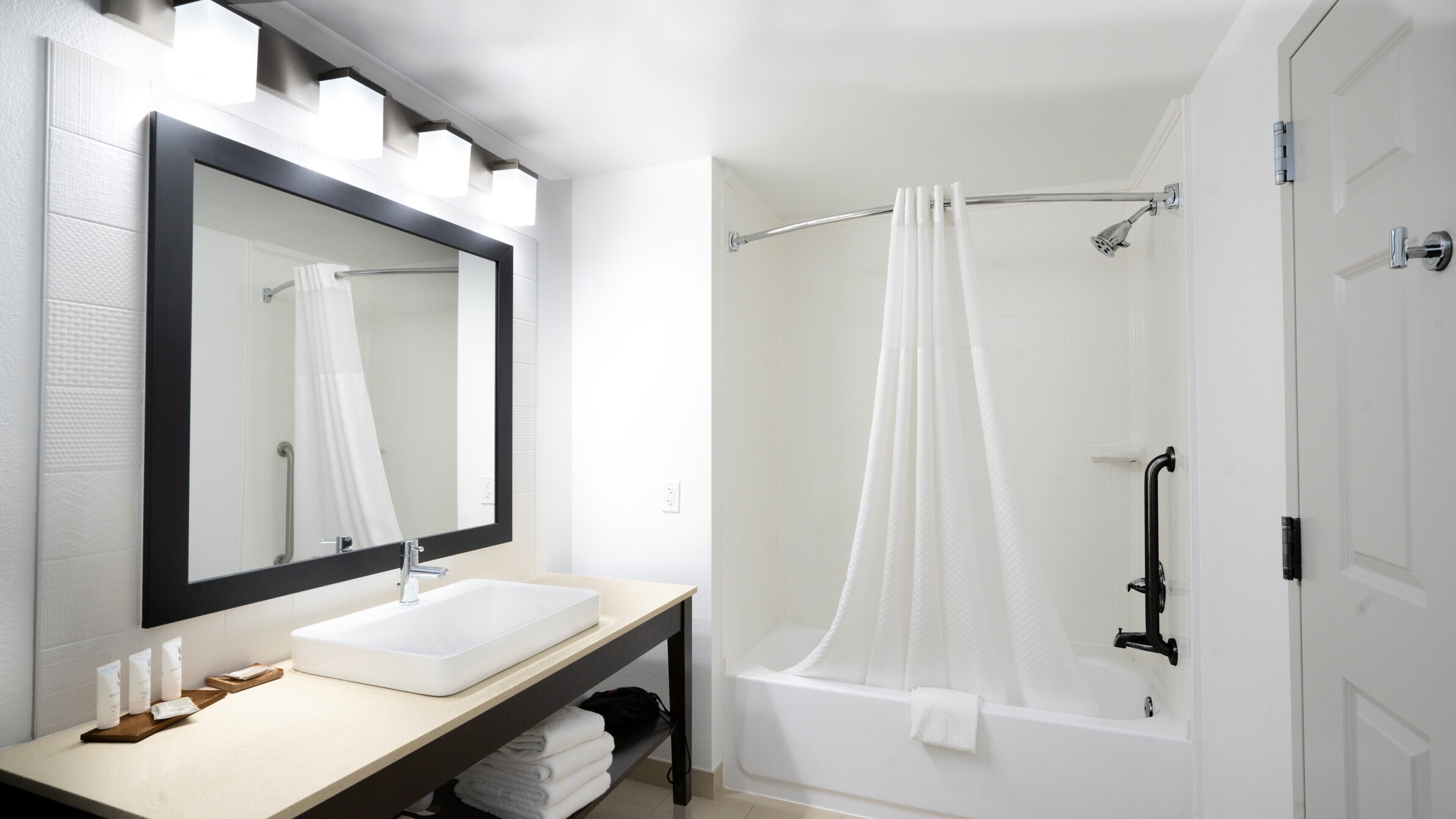 suite, 1 king bed, non smoking (extended stay) | bathroom | combined shower/bathtub, free toiletries, hair dryer, towels