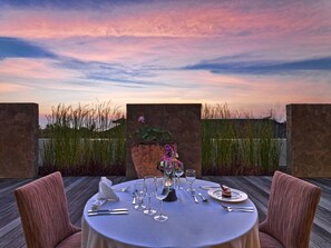 Petit déjeuner, déjeuner et dîner servis sur place, vue sur la piscine