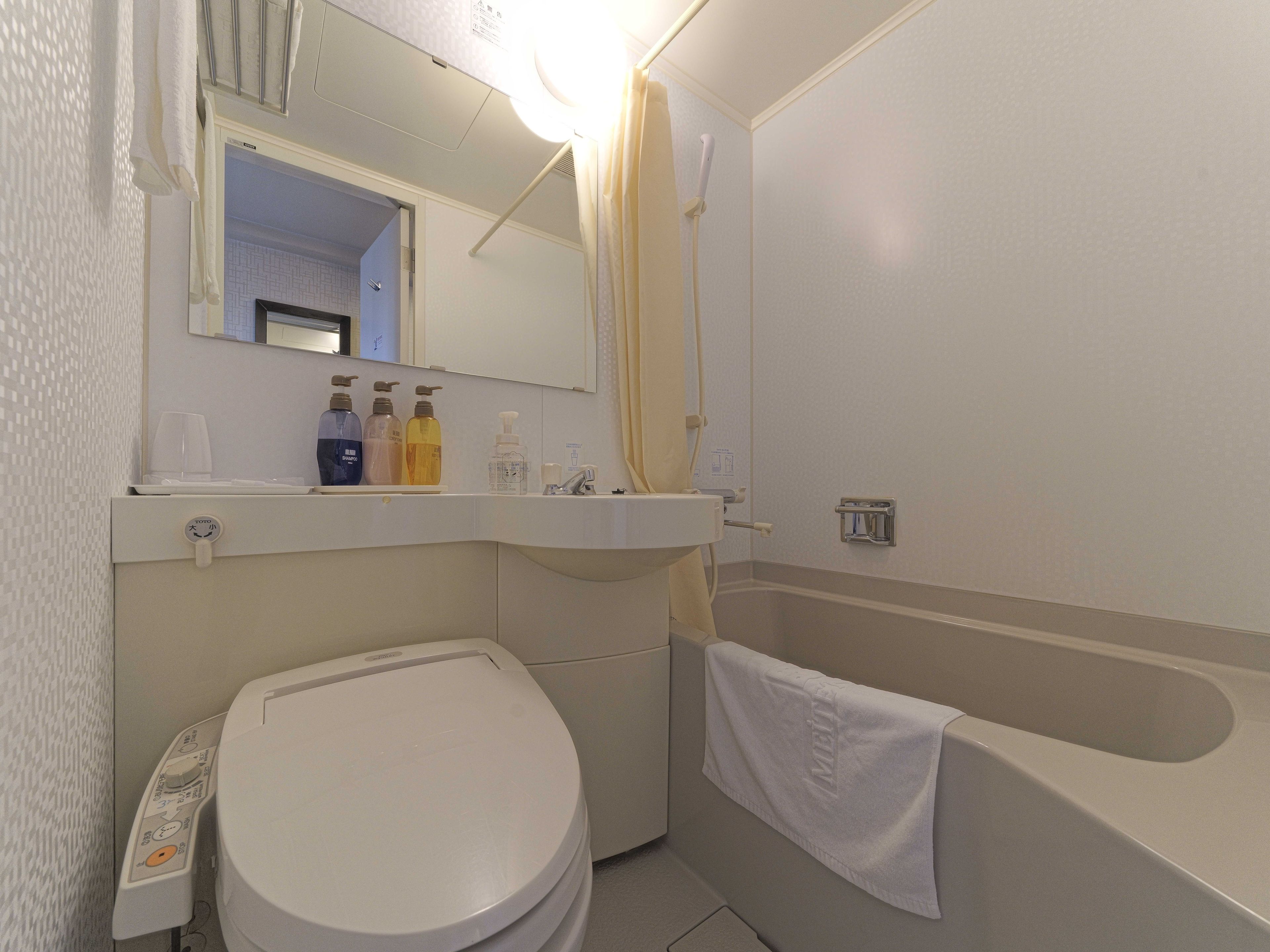 combined shower/bathtub, deep-soaking bathtub, free toiletries