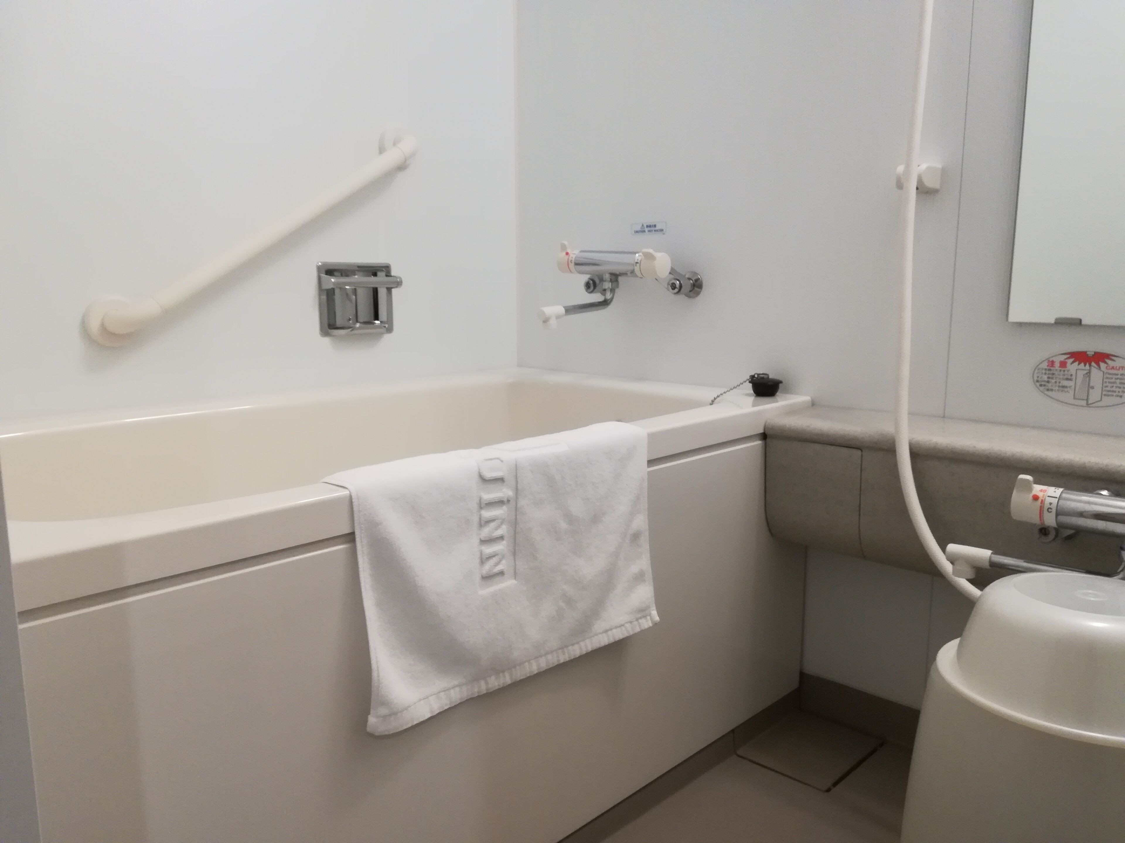 superior twin room, non smoking | bathroom | combined shower/bathtub, deep-soaking bathtub, free toiletries