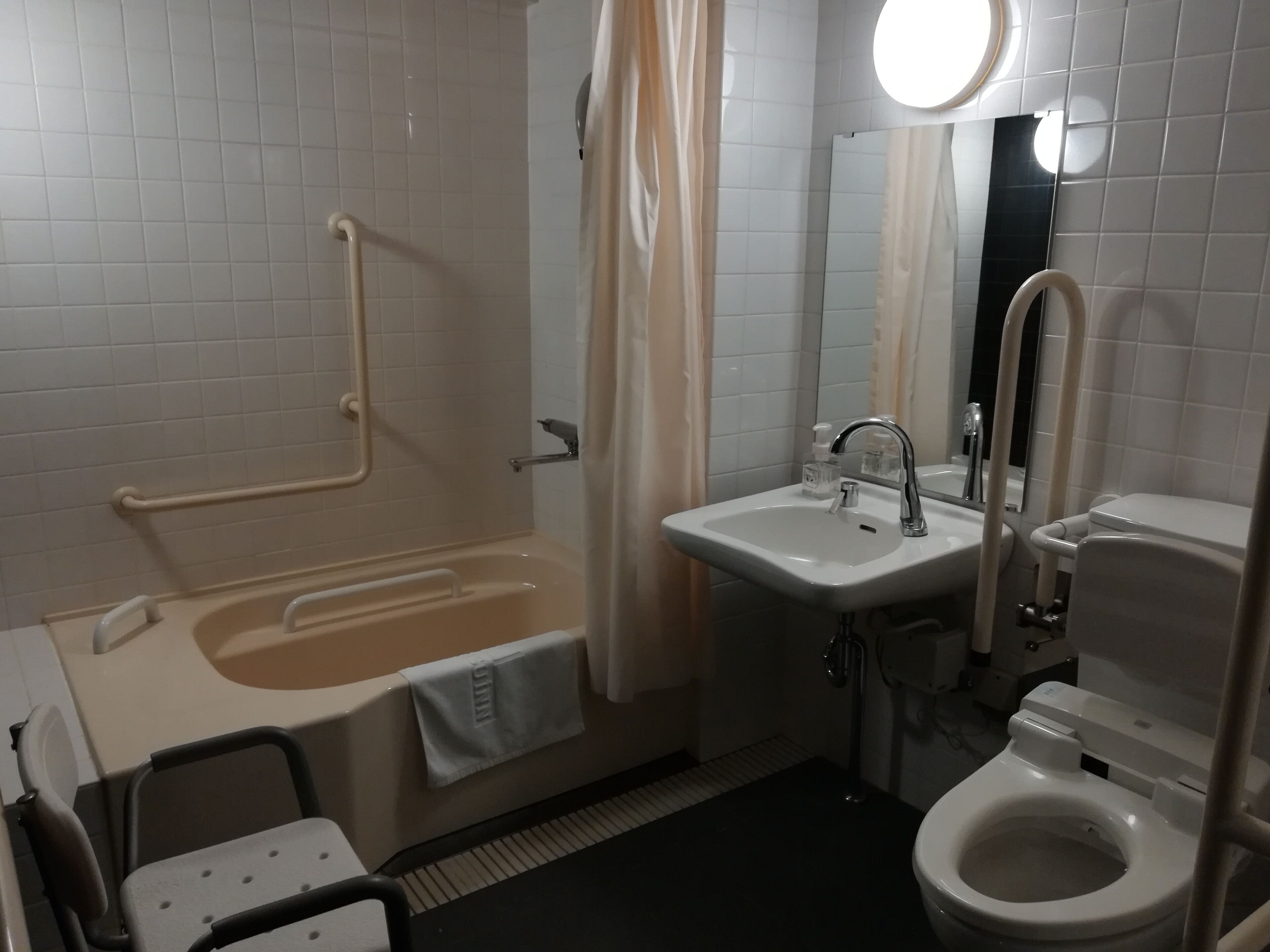 universal twin room | bathroom | combined shower/bathtub, deep-soaking bathtub, free toiletries