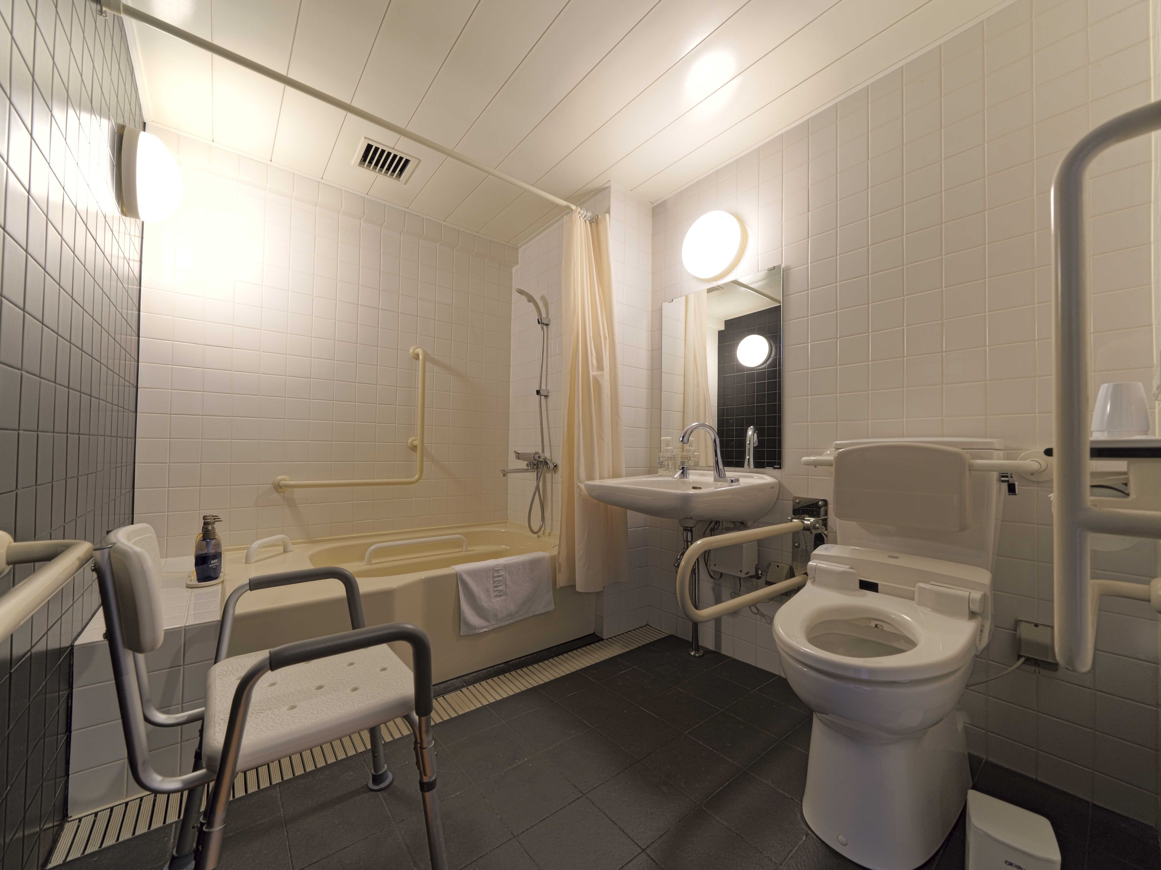 universal twin room | bathroom | combined shower/bathtub, deep-soaking bathtub, free toiletries