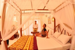 Luxury King Room (Sea View) | Minibar, in-room safe, desk, blackout drapes - Oasey Beach Hotel (Induruwa)