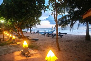 On the beach, white sand, beach towels, beach bar - Oasey Beach Hotel (Induruwa)
