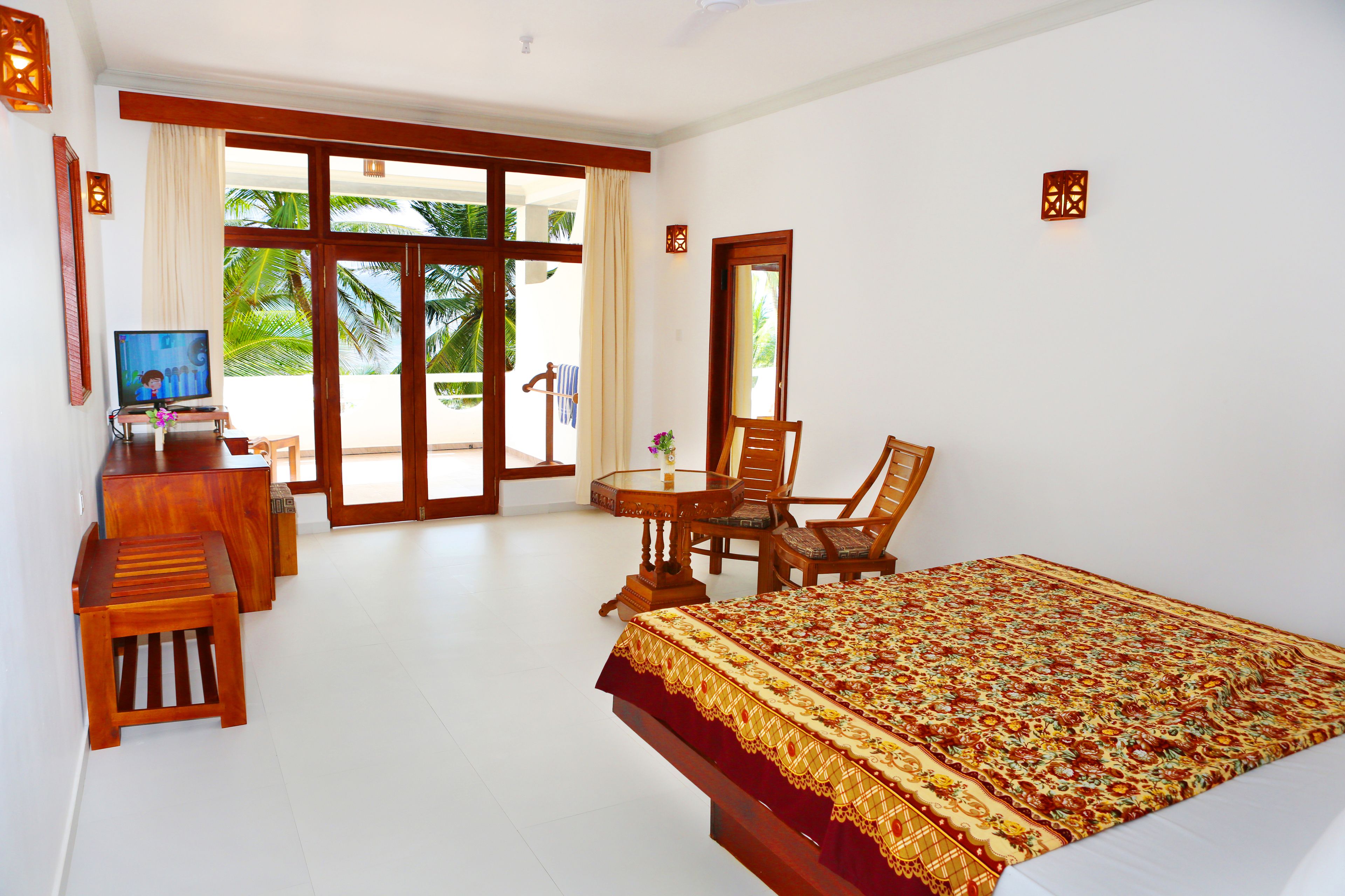 Kamar Deluks (With Balcony) | Area keluarga | Televisi 24-inci dengan saluran TV satelit