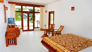 Kamar Deluks (With Balcony) | Area keluarga | Televisi 24-inci dengan saluran TV satelit