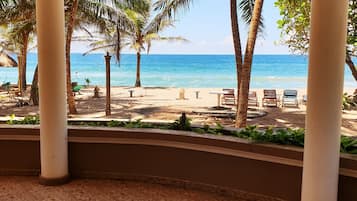 Plage, sable blanc, serviettes de plage, bar de plage